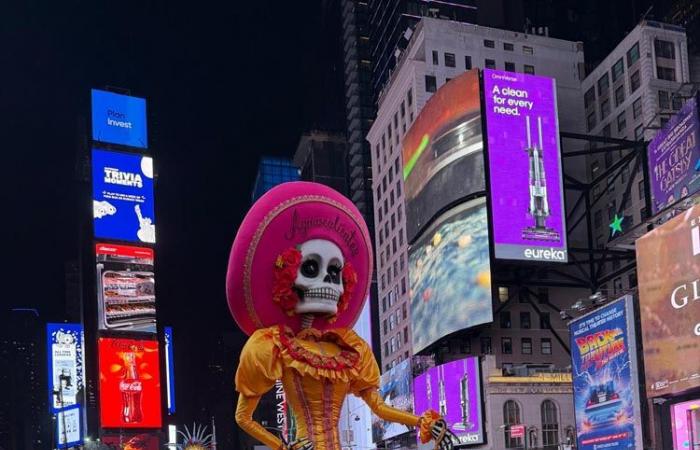 Das ikonische „Tag der Toten“-Skelett besucht den Times Square