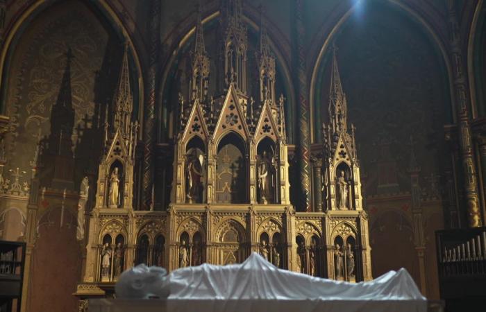 Die schockierende Skulptur eines Künstlers aus Toulouse, die die Exzesse von Abbé Pierre und das Schweigen der Kirche anprangert