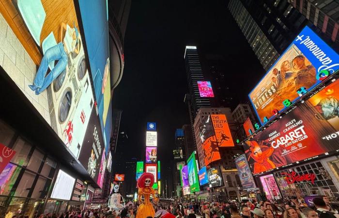 Das ikonische „Tag der Toten“-Skelett besucht den Times Square