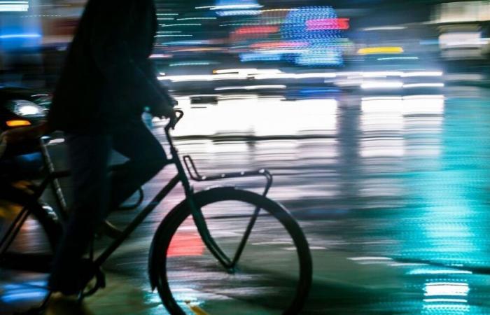 Darüber, wie wichtig es ist, nachts mit dem Fahrrad von anderen gut gesehen zu werden