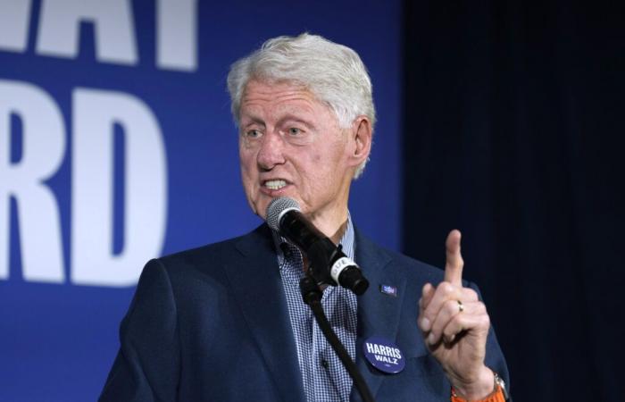 Bill Clinton, der für Harris in Michigan Wahlkampf macht, verteidigt Israels Krieg in Gaza