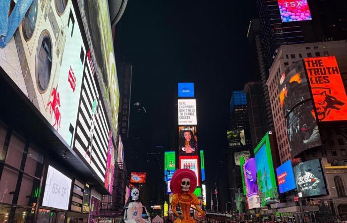 Das ikonische „Tag der Toten“-Skelett besucht den Times Square