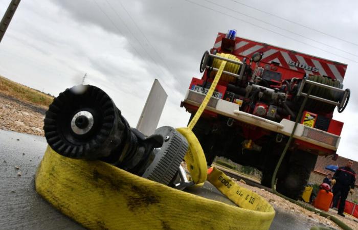 Auf dem Dach dieses Bauernhofs in Eure-et-Loir bricht Feuer aus, 22 Feuerwehrleute werden mobilisiert