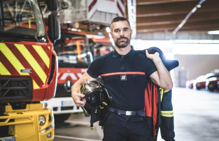 Der Feuerwehrmann verrät in einem Buch das Gewicht der Uniform