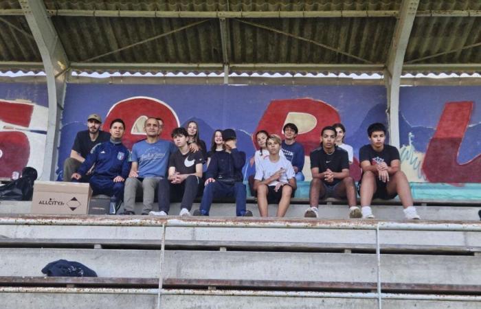 Jugendliche malten ein Fresko auf einer Stadiontribüne in Sarlat