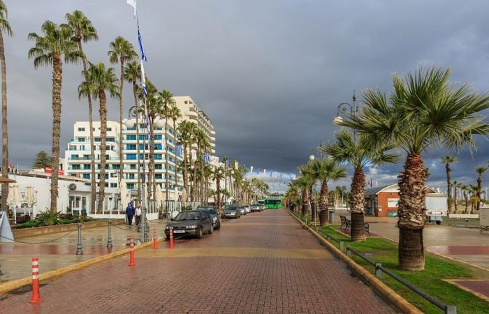 In Larnaka rennen etwa dreißig Israelis den Geiseln hinterher