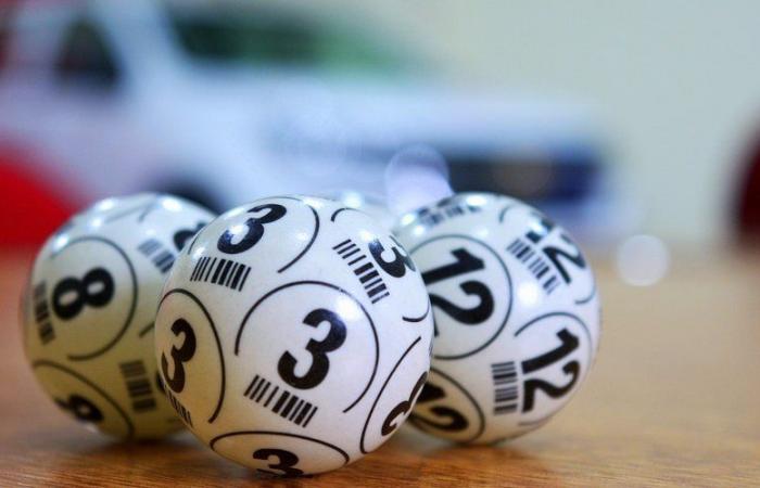 Er gewinnt 44 Millionen im Lotto … und ist überrascht, dass er sein Geld mehrere Monate später immer noch nicht erhalten hat!