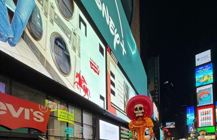 Das ikonische „Tag der Toten“-Skelett besucht den Times Square