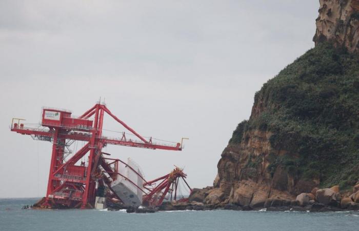 Wettlauf gegen die Zeit, um Treibstoff aus einem gestrandeten chinesischen Frachtschiff zu gewinnen