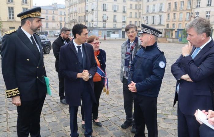 Der Außenminister trifft sich mit den Polizeibeamten, die an Allerheiligen Gotteshäuser bewachen