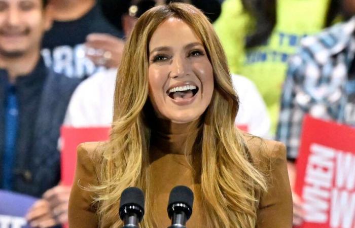 Jennifer Lopez trug bei Kamala Harris‘ Rallye ein Latte-Kleid