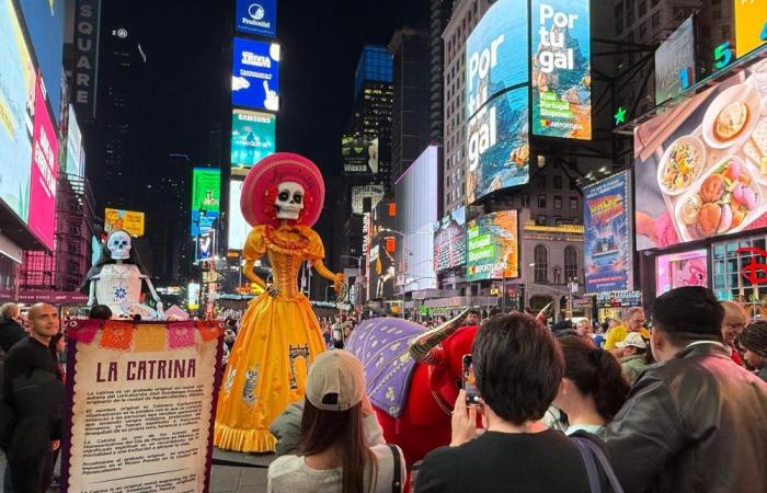 Das ikonische „Tag der Toten“-Skelett besucht den Times Square