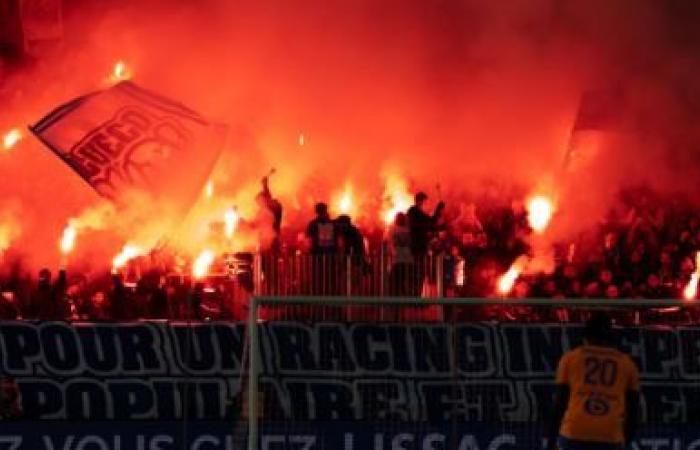 Ein französischer Fan verbrennt während eines Spiels der französischen Ligue 1 auf der Tribüne eine algerische Flagge. Konsequenzen