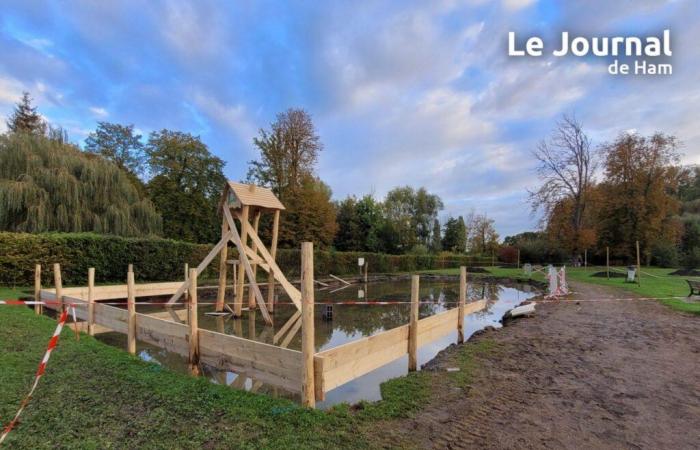 Der im Bau befindliche Spielplatz steht mit seinen Füßen im Wasser