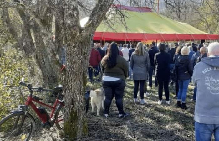 die letzte Hommage seines Dorfes an Paul Varry, einen Radfahrer, der in Paris von einem Autofahrer getötet wurde