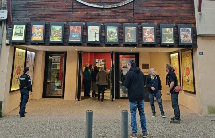 François Ruffin präsentiert seinen Film in der Vorpremiere in Sarlat, mehrere Hundert Menschen nehmen an der Vorführung teil