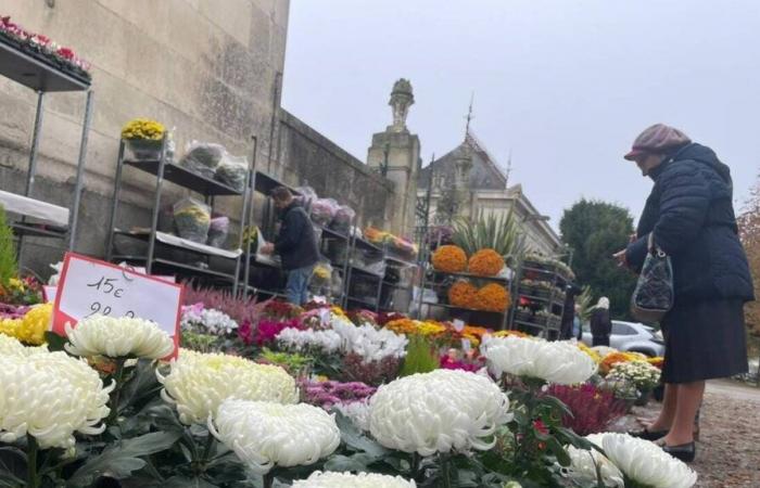 Auf dem Friedhof von Laval versammelt sich die Menschenmenge, um die Toten zu ehren