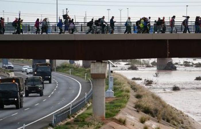 Eine Schar Freiwilliger ist damit beschäftigt, die von der Katastrophe betroffenen Städte in der Nähe von Valencia aufzuräumen