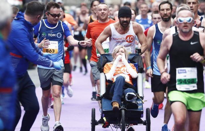 Colin Farrell beendet den Dublin-Marathon, während er einen Freund im Rollstuhl schiebt