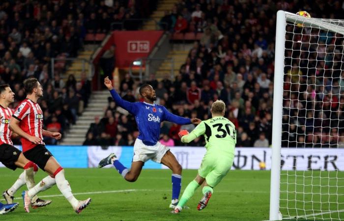 Southampton 1 Everton 0: Die Saints holen sich mit großer Erleichterung den ersten Sieg, weil sie Russell Martin unter Beschuss nehmen, als Toffees rue den Sitter verfehlte