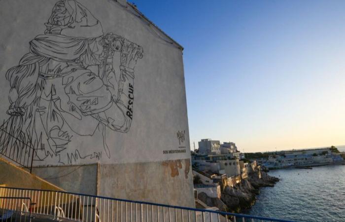 Ein riesiges Fresko von Mahn Kloix würdigt das Rettungsschiff SOS Méditerranée an der „Zidane-Mauer“ in Marseille