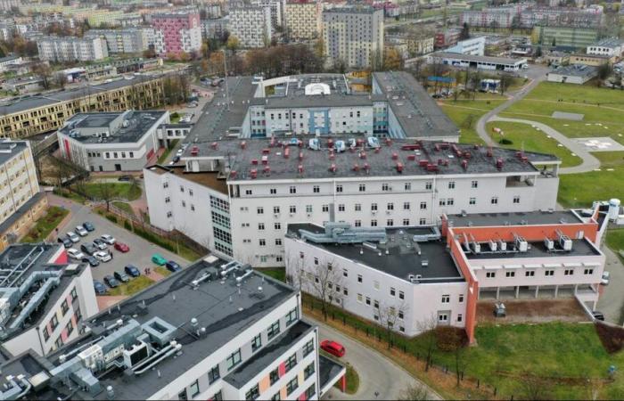 Kielce. Feuer im Krankenhaus. Die Feuerwehr richtete eine Rauchschutzwand ein