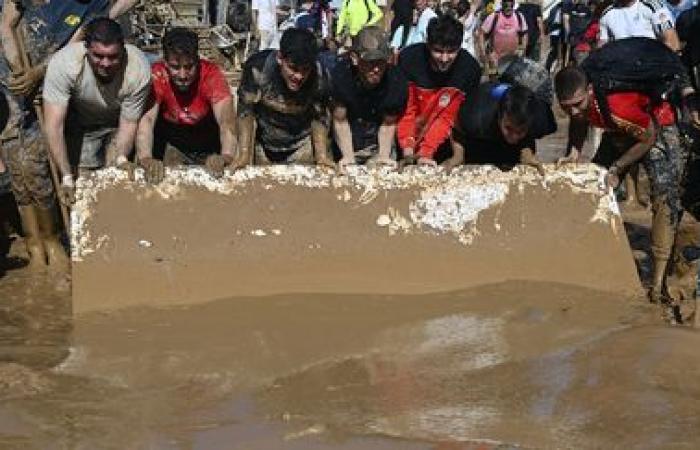 Eine Schar Freiwilliger ist damit beschäftigt, die von der Katastrophe betroffenen Städte in der Nähe von Valencia aufzuräumen