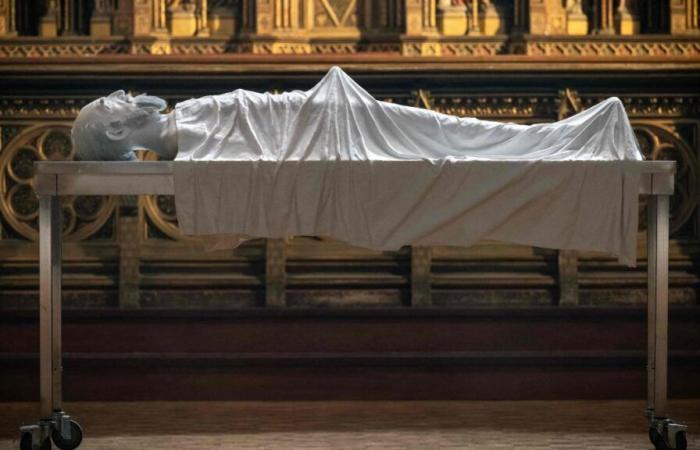 Frankreich: Eine Skulptur, die Abbé Pierre in der Errichtung darstellt, um sexuelle Gewalt in der Kirche anzuprangern (Fotos)