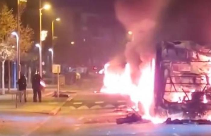 Zweite Nacht städtischer Gewalt in Rillieux-La-Pape mit in Brand gesteckten Bussen, der Evakuierung eines Gebäudes und auf die Polizei abgefeuerten Projektilen – Ein Polizist wurde am Kopf verletzt – Beobachten