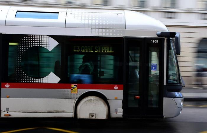 Busse brannten, Projektile wurden auf Polizisten geworfen, eine zweite Nacht der Gewalt in Rillieux-la-Pape