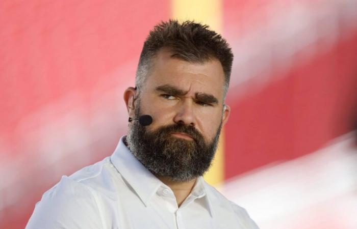 Jason Kelce wirft das Telefon eines Fans auf den Boden und tauscht homophobe Beleidigungen aus, nachdem er beleidigt wurde, dass Travis mit Taylor Swift zusammen ist