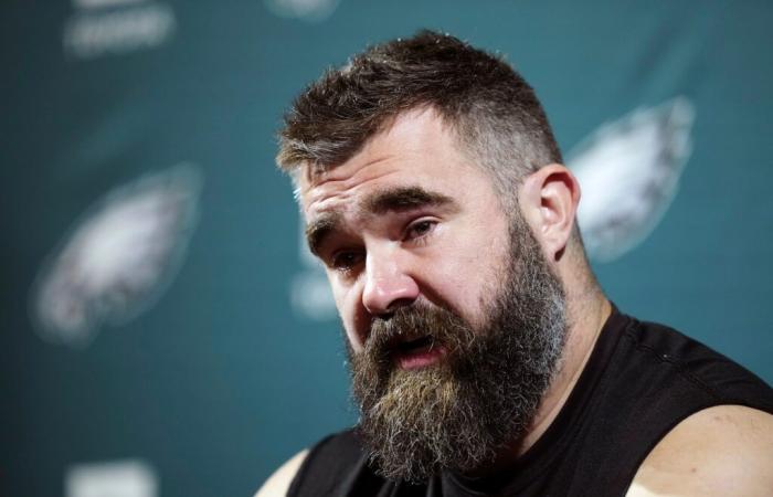 Jason Kelce wurde von einem Penn-State-Fan zu Boden gestoßen, bevor er in einem neuen Video die schwule Beleidigung wiederholte, die ihm entgegengeschleudert wurde