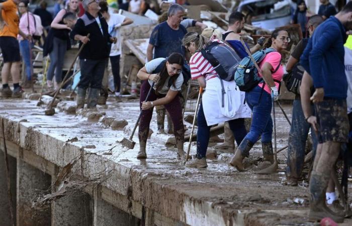 Eine Schar Freiwilliger ist damit beschäftigt, die von der Katastrophe betroffenen Städte in der Nähe von Valencia aufzuräumen