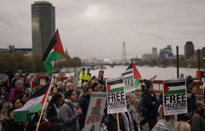 Tausende marschieren in London gegen Israel; Büste von Chaim Weizmann in Manchester gestohlen