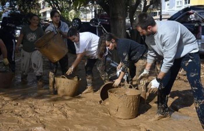 Eine Schar Freiwilliger ist damit beschäftigt, die von der Katastrophe betroffenen Städte in der Nähe von Valencia aufzuräumen