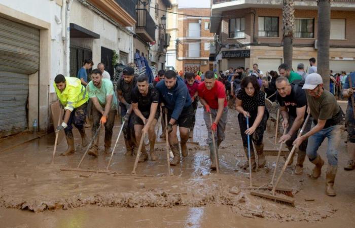 In Spanien kommen Tausende Freiwillige in Katastrophengebiete, um zu helfen