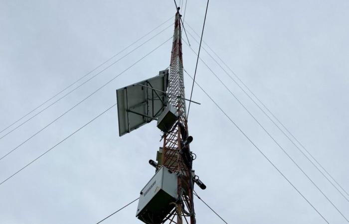 Was ist das für ein 90 m hoher Mast auf dem Land?