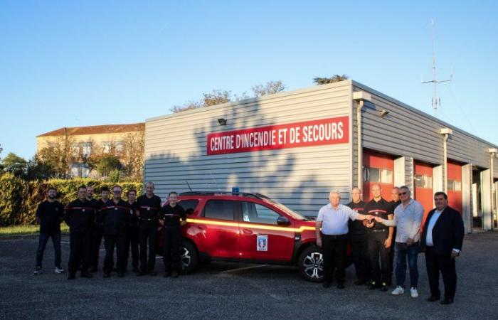 Übergabe der Schlüssel für das neue Fahrzeug im Feuerwehr- und Rettungszentrum Saint-Clar