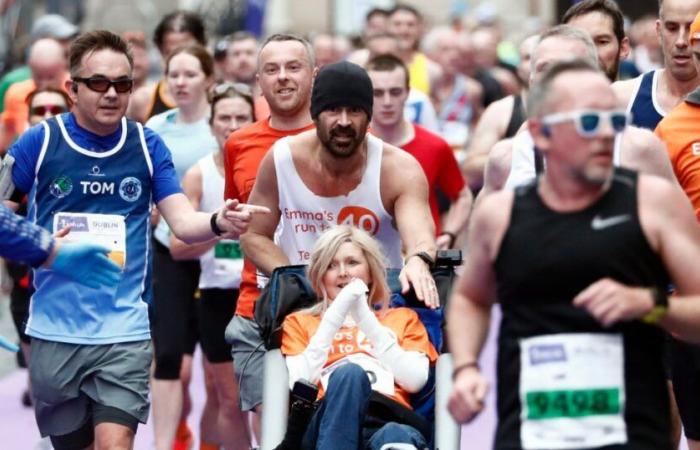 Colin Farrell beendet den Marathon, während er einen Freund im Rollstuhl schiebt