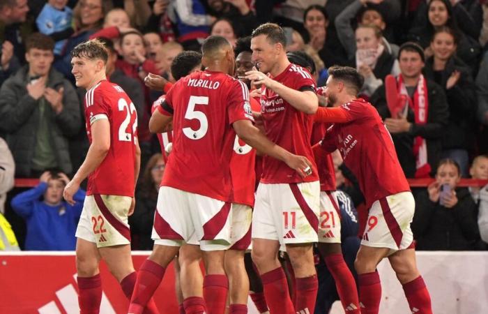 Nottingham Forest klettert mit einem deutlichen Sieg über den zehnköpfigen West Ham auf den dritten Platz