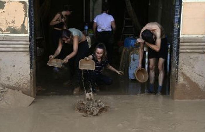 Eine Schar Freiwilliger ist damit beschäftigt, die von der Katastrophe betroffenen Städte in der Nähe von Valencia aufzuräumen