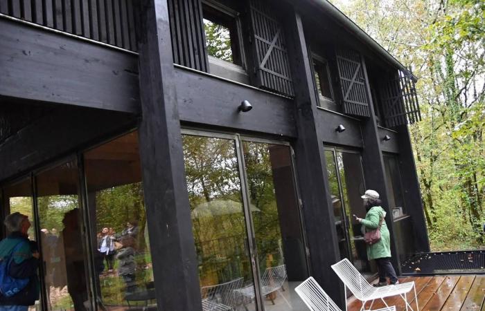 Video. Entdecken Sie im Périgord ein erstaunliches schwarzes Holzhaus