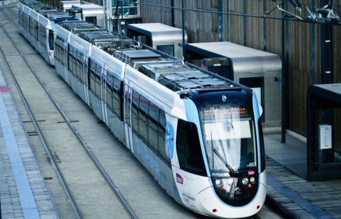 Ein 6-jähriges Kind wird von einer Straßenbahn angefahren, es besteht Lebensgefahr