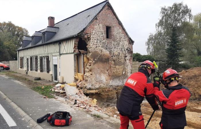 In der Nähe von Deauville stürzt der Giebel eines Hauses ein