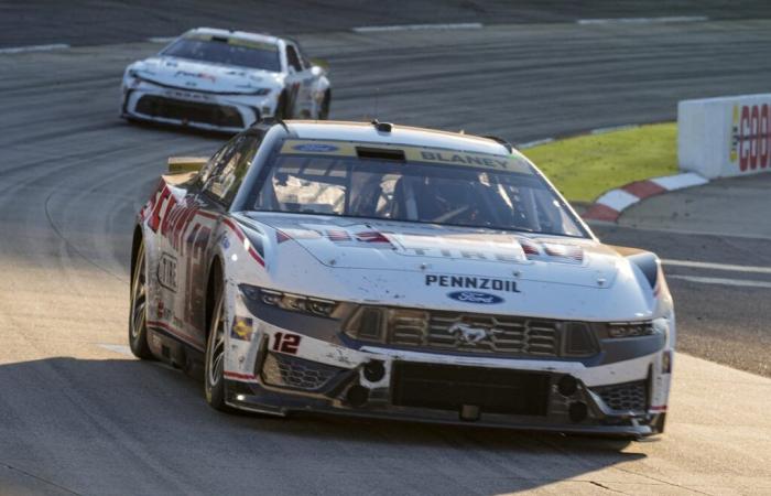 Ryan Blaney schafft es, den Xfinity 500 in Martinsville zu gewinnen, 14 weitere Rennen sind noch übrig