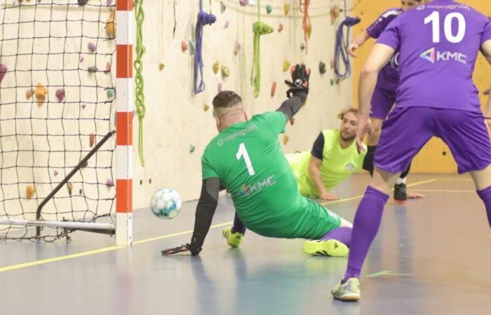 In Aubrives greift ein Zuschauer mitten im Spiel einen Futsal-Spieler an