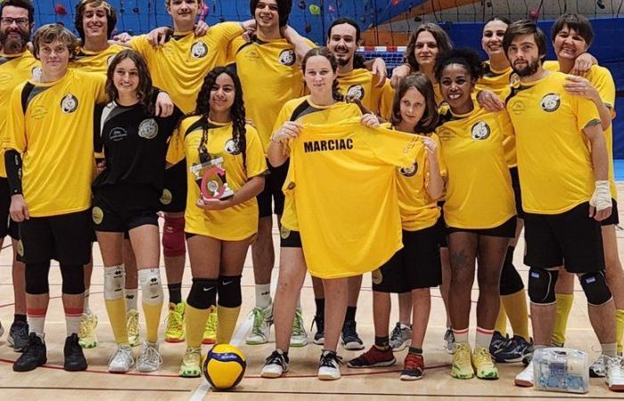 Marciac. Präsentation der gelben und schwarzen Trikots, eine Premiere für den Volleyballverein