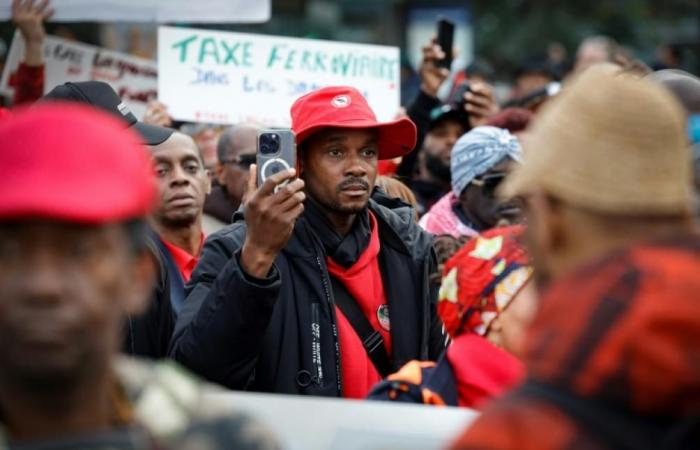 Die Übersee-Diaspora demonstriert in Paris gegen die hohen Lebenshaltungskosten