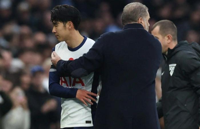 Son Heung-min bricht auf der Tottenham-Bank zusammen, nachdem er sichtlich schockiert war, weil Postecoglou ihn ausgewechselt hatte