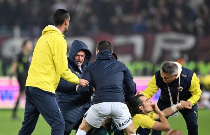 als José Mourinho während einer Feier eine Show abliefert und auf dem Spielfeld stürzt